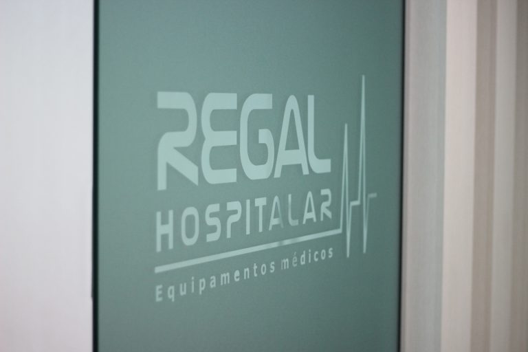 Foto com o logotipo da Regal Hospitalar